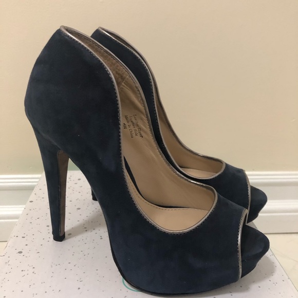 Wedge Heel. Size 4 - Picture 3 of 4